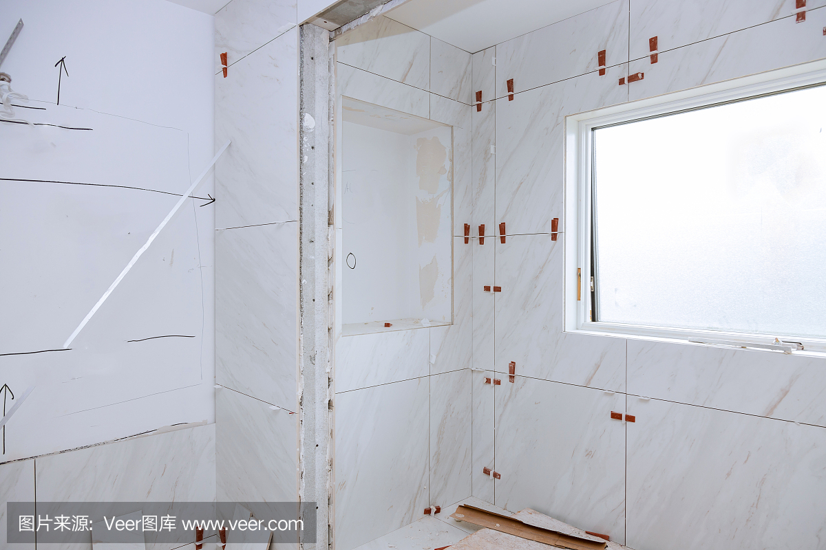 浴室瓷磚鋪磚前先鋪濕砂漿。